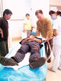 工人爬樹安燈箱被當成賊 被醉漢砸斷腿