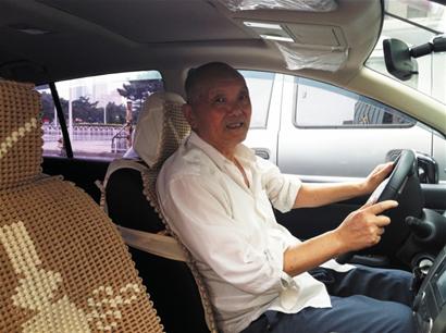 老人暑期扎堆學車 大多為接送孫子孫女上學