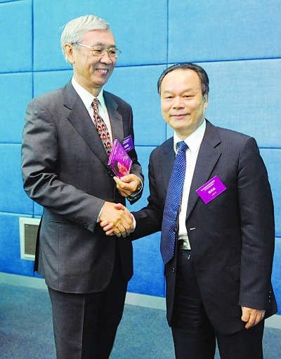 北大校長周其鳳（右）向香港城市大學前校長贈送自己作詞光碟。