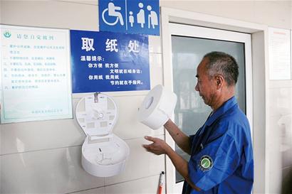 青島前海公廁免費(fèi)紙漸無浪費(fèi) 每天每座僅耗3盤