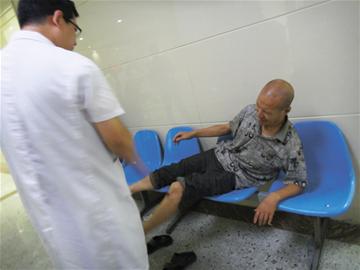 青島老漢剛出救助站被撞癱 肇事小伙謊稱送醫扔路邊