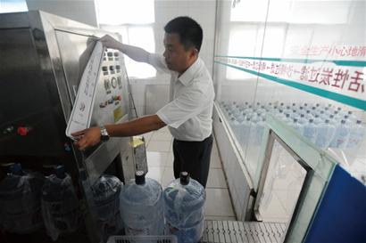 青島大桶水廠緊鄰化糞池用毒桶裝水 被查繼續生產