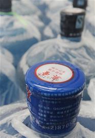 青島大桶水廠緊鄰化糞池用毒桶裝水 被查繼續生產