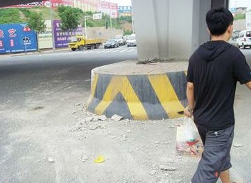 青島市民張先生昨天上午駕車行駛到長沙路立交橋下時，兩塊長5米、寬1米的水泥石板竟從立交橋上飛下