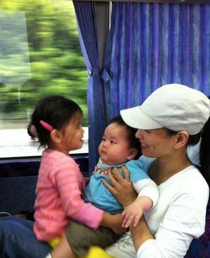 張庭攜兒女同游日本 曬幼子熟睡照萌翻網友