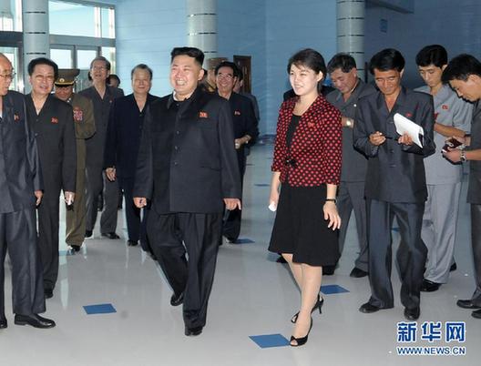 金正恩攜夫人視察游樂園 夫人李雪珠端莊優雅