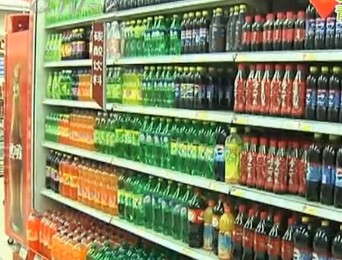 碳酸飲料致鈣流失又致結石 小伙當水喝得腎結石