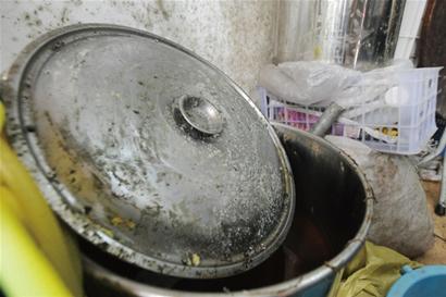 青島黑油坊油鍋長滿霉斑桶長厚厚綠毛 氣味刺鼻 青島黑油坊油鍋長滿霉斑桶長厚厚綠毛 氣味刺鼻
