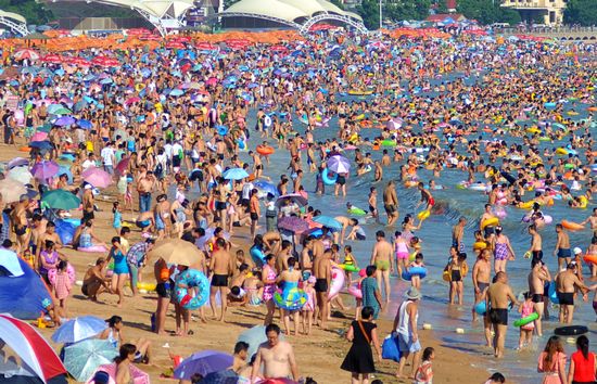 青島海濱浴場現人海 比基尼美女清涼養眼