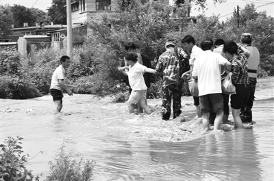 昨日，遼寧邊防總隊營口邊防支隊的官兵正轉移疏散蓋州市西河口村村民。新華社發