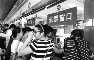 昨日，北京火車站售票大廳，很多旅客退票。 實習生 王飛 攝