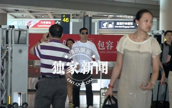 趙文卓回京變“型男” 陪妻子吃飯秀恩愛(ài) 趙文卓回京變“型男” 陪妻子吃飯秀恩愛(ài)
