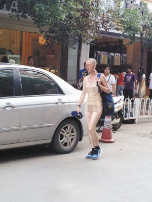 一名外國女子一絲不掛在散步 網絡截圖
