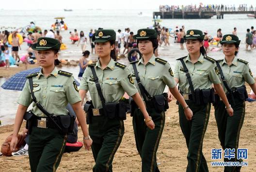 颯爽英姿女警現身秦皇島海灘巡邏 游客大贊