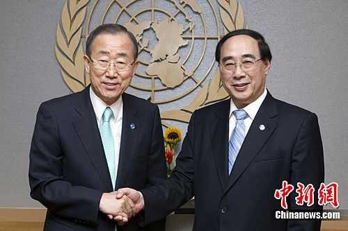 中國資深外交官吳紅波6日在紐約聯合國總部宣誓就任聯合國負責經濟和社會事務的副秘書長。圖為宣誓就職儀式結束后，潘基文與吳紅波合影。中新社發