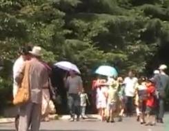 青島中山公園現大批高僧 佛手鏈強戴游客手張口要錢
