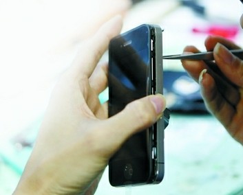 iPhone換屏10倍暴利 山寨屏網上批發(fā)僅100元