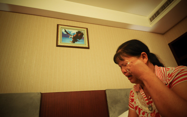 8月7日，“被自殺”當事人周蘭蘭在鏡頭前傾訴自己的無奈。