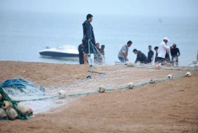 防鯊網變身鯊魚咬人腳 女子兩次被拖下水