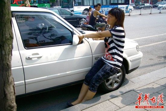 妻子現場抓住小三 竟被丈夫開車拖行百米
