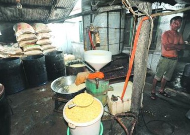 香豆腐加工環境令人作嘔 臟手直接拌豆漿