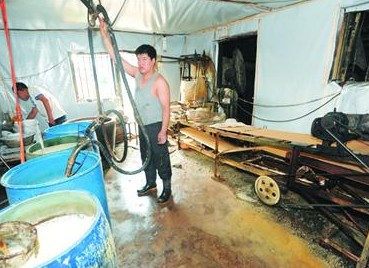 香豆腐加工環境令人作嘔 臟手直接拌豆漿