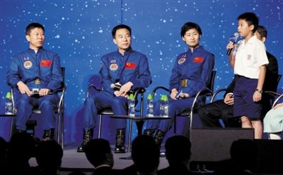 昨日，香港會(huì)議展覽中心，航天員景海鵬（左二）、劉旺（左一）、劉洋（左三）等與香港學(xué)生代表對(duì)話(huà)。新華社記者 呂小煒 攝