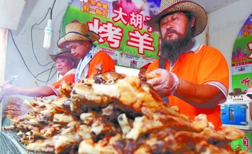 揭秘青島啤酒節烤肉:純正內蒙古羊腿 40種大料腌制
