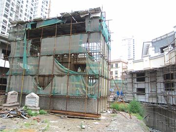 青島清朝康熙所設牌坊屹立高檔住宅區 套保護膜
