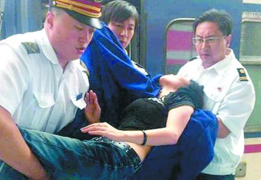 女子突發心臟病 火車提速提前5分鐘到站救一命