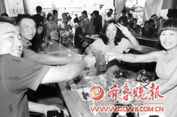 青島啤酒城:巧克力口感黑啤蜜制養胃啤驚艷新奇