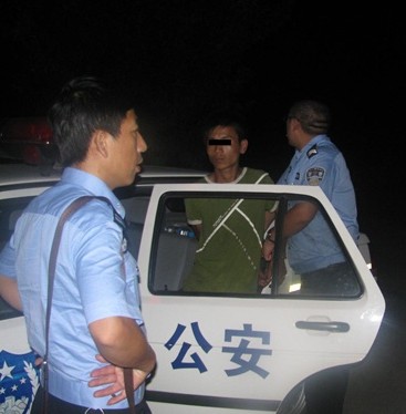 半裸男高速路上瘋狂攔車 派出所內自殘