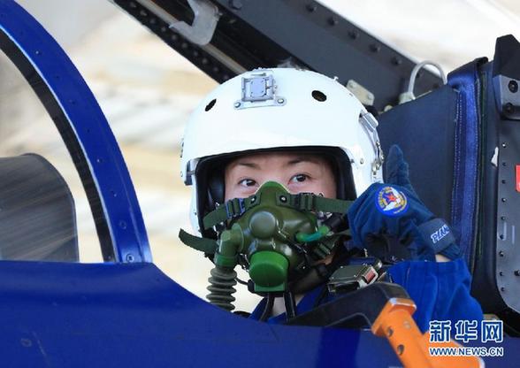 空軍女飛行員駕殲－10戰機單飛