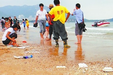 青島海水浴場衛生條件差 價格亂設施不完善