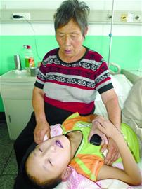 70歲老太撿破爛養棄兒10年 賣光糧食求醫