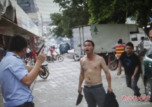 赤膊男子當街提刀砍人 民警鳴槍奪刀 赤膊男子當街提刀砍人 民警鳴槍奪刀