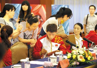 李群會(huì)見14名青島健兒及教練
