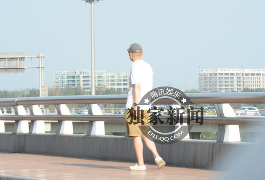 大腕葛優低調出行不開豪車