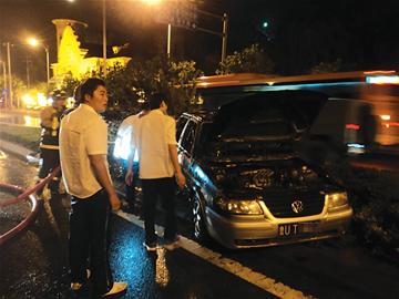 出租車發動機行駛中冒火球