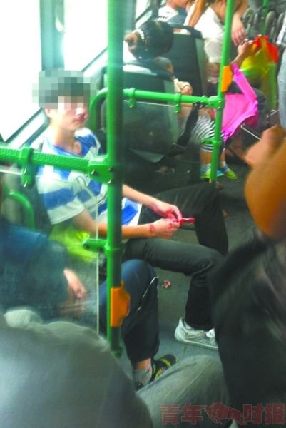 小伙被打得鼻血橫流。圖片由網友提供