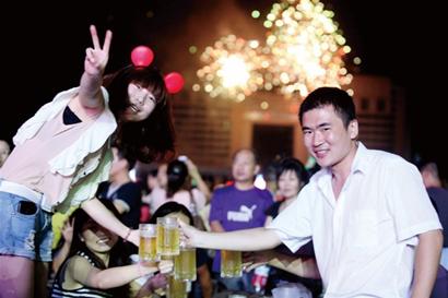 啤酒節以10萬焰火結束 喝掉1180噸酒