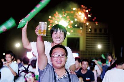啤酒節(jié)以10萬(wàn)焰火結(jié)束 喝掉1180噸酒