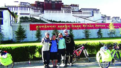 青島8大學生騎行天路到西藏 翻越10座4千米高山躲過死劫