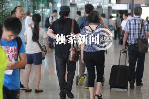 劉歡一改低調作風頻亮相 攜妻出行親自提行李