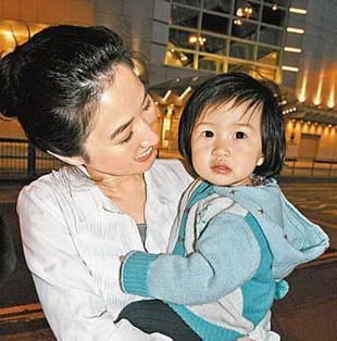 星二代賣萌黃磊女兒星味十足 盤點娛樂圈搞怪精靈