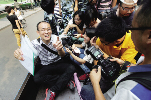 “保安哥”乘車(chē)去宿舍也被媒體包圍。
