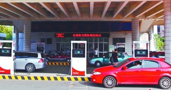 南京路一民營(yíng)加油站油價(jià)有優(yōu)惠，不少車(chē)輛正在加油。