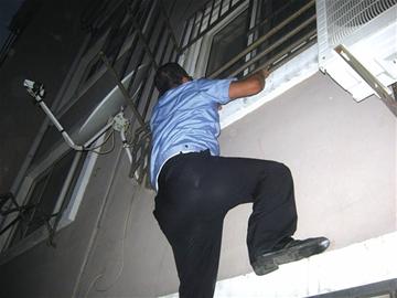 民警爬墻入戶關掉煤氣