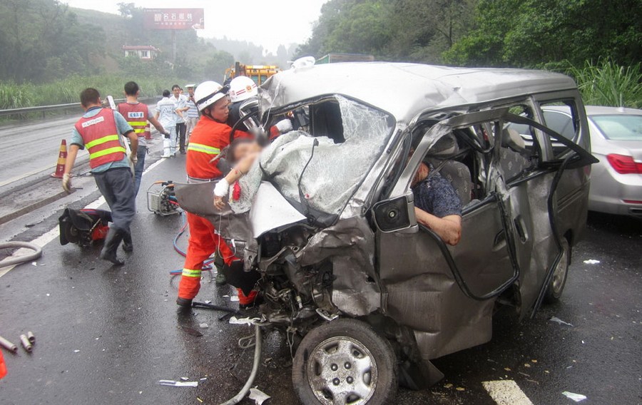 一家7口送大學新生報到遇車禍 致5人死亡