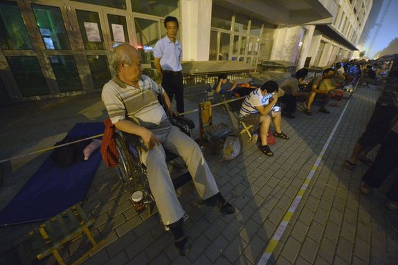 北京兩限房業主徹夜排隊搶車位 坐輪椅老人也上陣